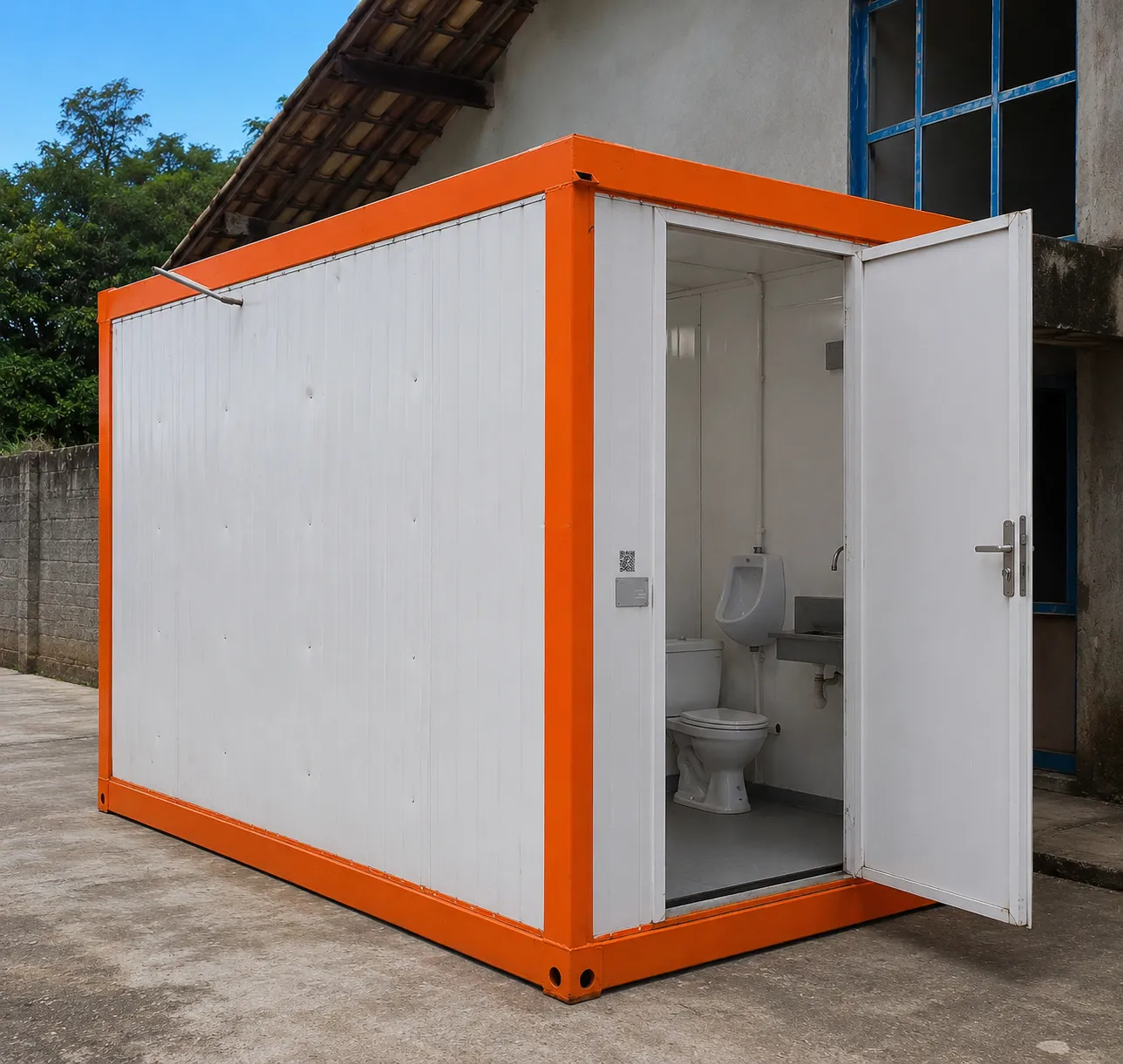 Módulo sanitário branco com estrutura laranja