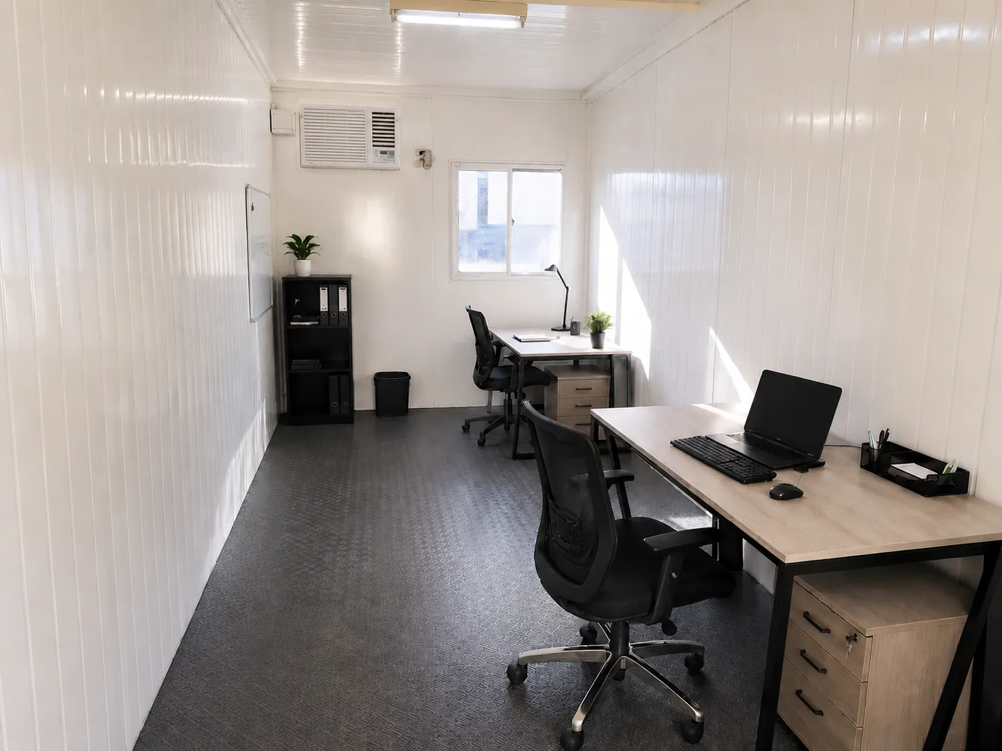 Interior de escritório modular equipado com mesas