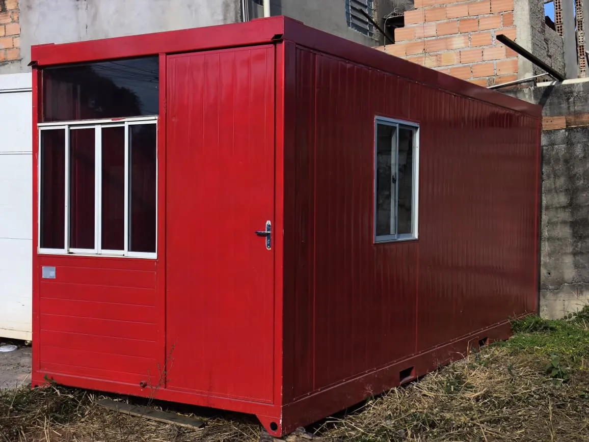 Escritório modular vermelho visto pelo lado externo