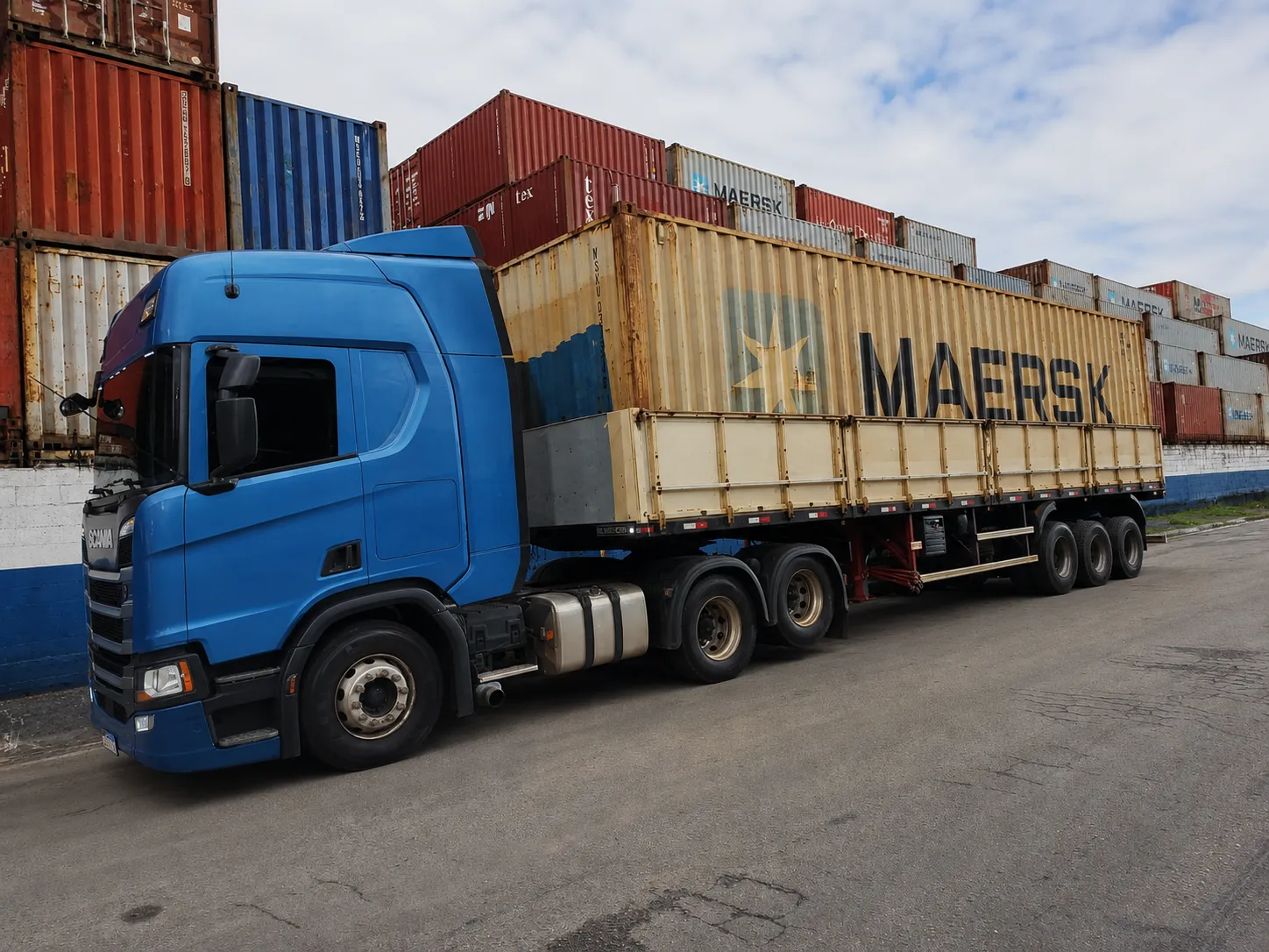 Container marítimo transportado em caminhão