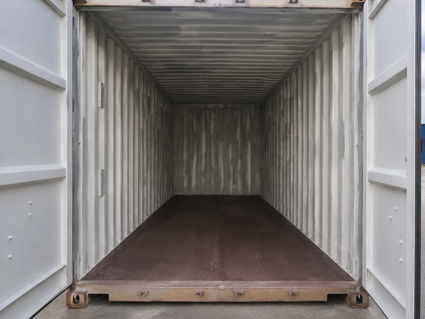 Interior vazio de container marítimo com portas abertas